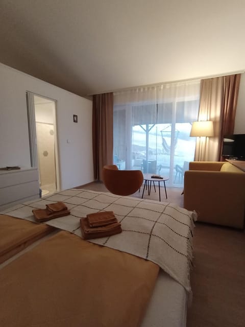 Bed, Living room, Photo of the whole room, Seating area