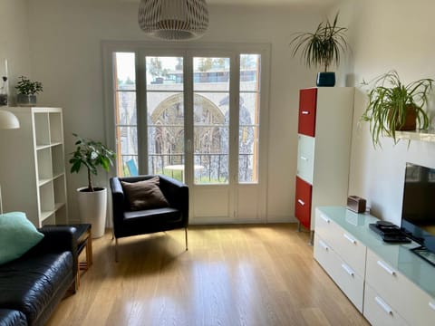 TV and multimedia, View (from property/room), Living room, Seating area, City view