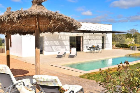 Property building, Facade/entrance, Off site, Day, Garden, Solarium, Balcony/Terrace, Garden view, Pool view, Swimming pool, sunbed