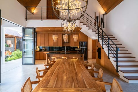 Kitchen or kitchenette, Seating area, Dining area