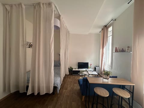 TV and multimedia, Living room, Photo of the whole room, Seating area, Dining area