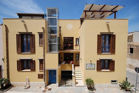 Facade/entrance