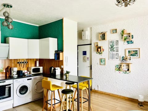Coffee/tea facilities, Kitchen or kitchenette, Seating area, Dining area, oven, pet friendly, toaster, washing machine, dryer