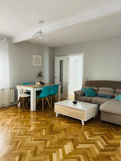 Communal lounge/ TV room, TV and multimedia, Living room, Seating area, Dining area