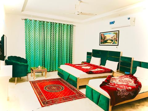 Bed, TV and multimedia, Living room, Photo of the whole room, Seating area, Bedroom, air conditioner