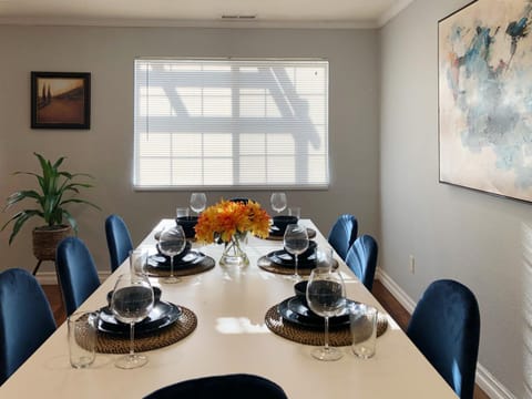 Living room, Decorative detail, Dining area
