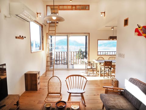 Natural landscape, View (from property/room), Balcony/Terrace, Living room, Dining area, Lake view, Mountain view