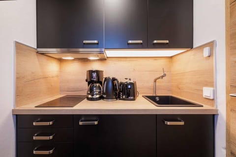 Coffee/tea facilities, Kitchen or kitchenette, stove, toaster