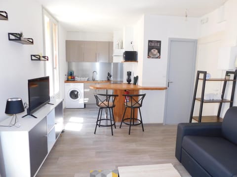 Kitchen or kitchenette, Living room, Seating area