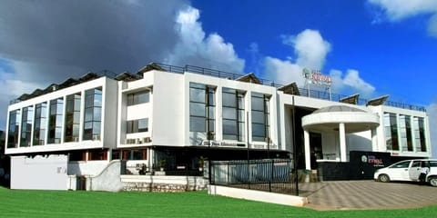Property building, Restaurant/places to eat, Garden, View (from property/room), Garden view, Area and facilities, Parking