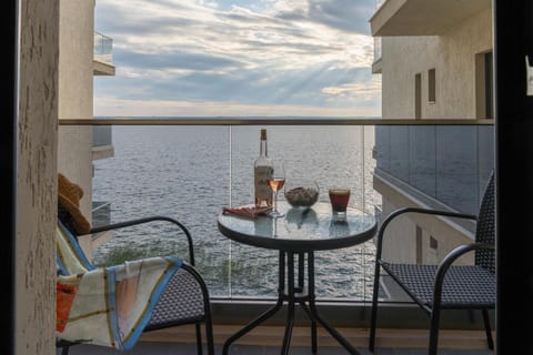 Balcony/Terrace, Lake view