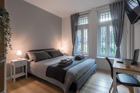Bed, Photo of the whole room, Bedroom