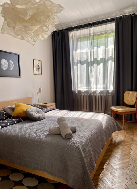 Bedroom, towels