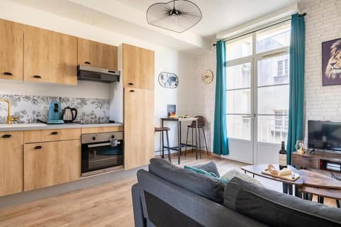 TV and multimedia, Coffee/tea facilities, Kitchen or kitchenette, Living room, Seating area, Dining area, oven, stove, toaster