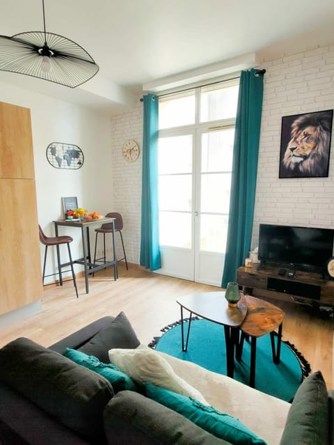 Communal lounge/ TV room, TV and multimedia, Living room, Seating area, Dining area