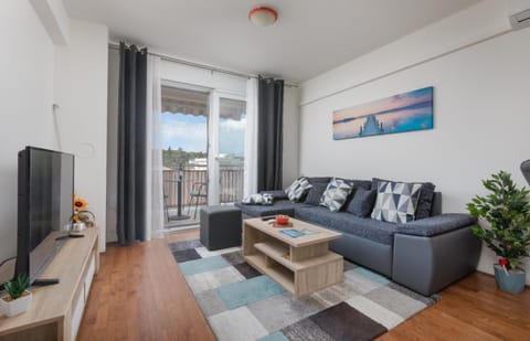 TV and multimedia, Living room, Seating area, Evening entertainment