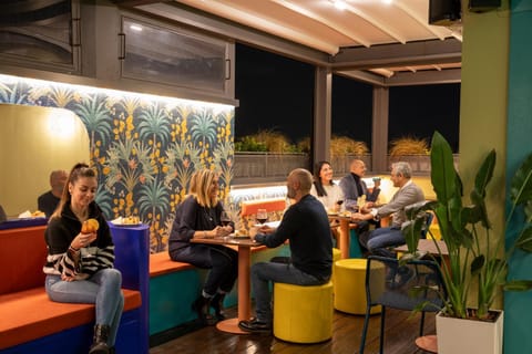 Restaurant/places to eat, Restaurant/places to eat, People, Living room, Banquet/Function facilities