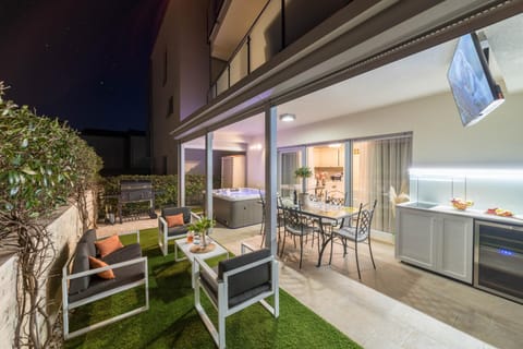 Apt GioAn Novigrad, 500m to Sea, private heated Jacuzzi, BBQ, free parking Apartment in Novigrad