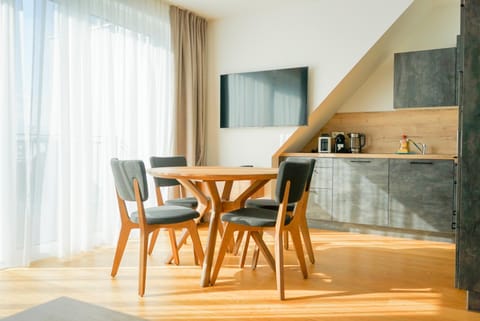 Kitchen or kitchenette, Living room, Seating area, Dining area