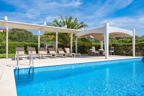 Day, Pool view, Swimming pool, sunbed