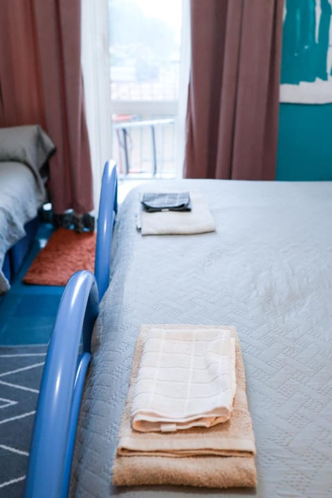 Bed, Bedroom, towels