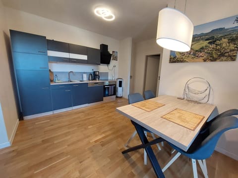 Kitchen or kitchenette, Dining area, minibar, pet friendly, stove