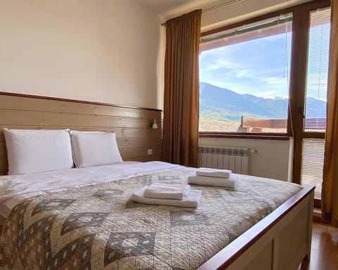 Bed, Bedroom, Mountain view, towels
