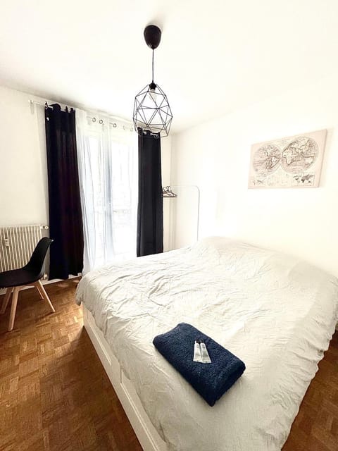 Bed, Photo of the whole room, towels