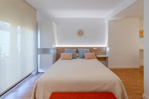 Bed, Photo of the whole room, Bedroom