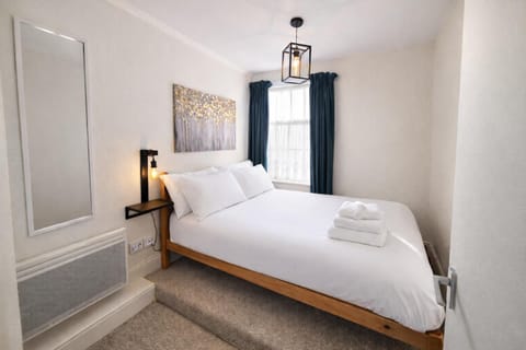 Sea side flat 5 with fast WIFI and free PARKING Apartment in Scarborough