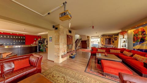 TV and multimedia, Living room, Lounge or bar, Decorative detail, Seating area, Time of day, internet