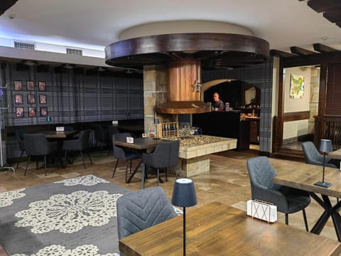 Restaurant/places to eat, Lounge or bar, Banquet/Function facilities, Decorative detail, Seating area, furniture