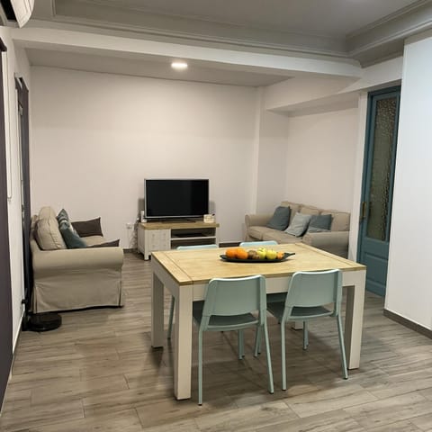 TV and multimedia, Living room, Seating area, Dining area