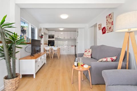 Kitchen or kitchenette, Seating area, Dining area