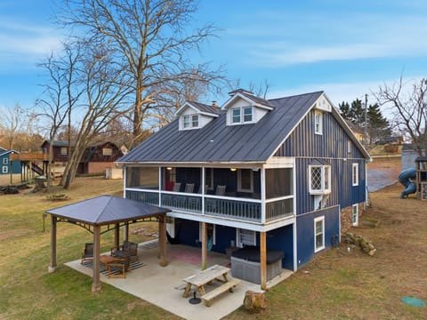 Riverfront Fire Pit Hot Tub Fishing Kayaks PacMan House in Shenandoah Valley