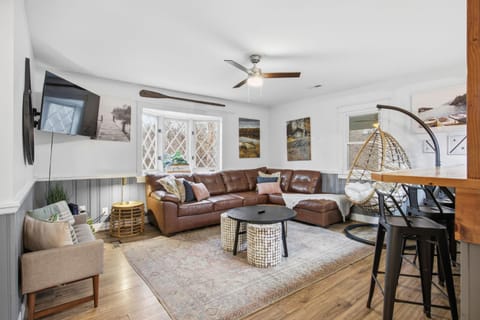 Riverfront Fire Pit Hot Tub Fishing Kayaks PacMan House in Shenandoah Valley