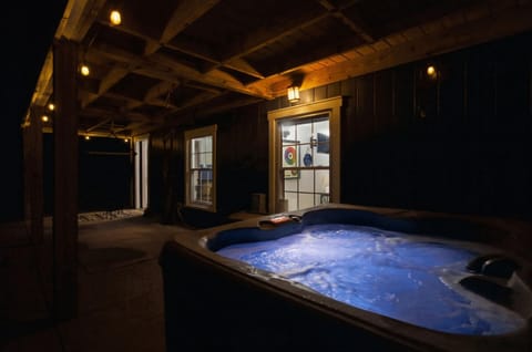 Riverfront Fire Pit Hot Tub Fishing Kayaks PacMan House in Shenandoah Valley