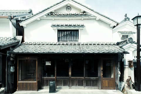 Property building, Facade/entrance, Day