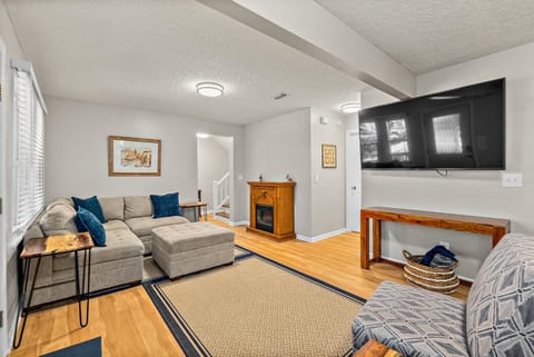 Fullerwood Park Retreat, 5 min to Downtown, Sleeps 6 House in Saint Augustine