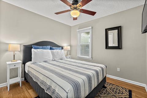 Fullerwood Park Retreat, 5 min to Downtown, Sleeps 6 House in Saint Augustine