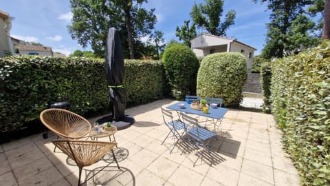 Patio, Day, Natural landscape, Dining area, Garden view, sunbed