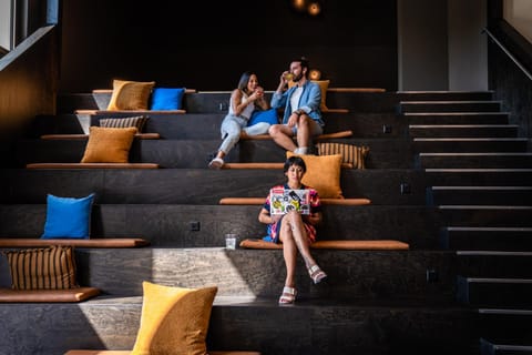 Restaurant/places to eat, Lounge or bar