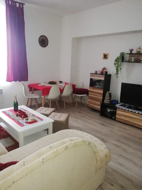 Living room, Lounge or bar, Seating area, Dining area