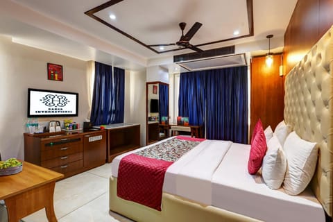 Communal lounge/ TV room, Bed, TV and multimedia, Photo of the whole room, Evening entertainment, Bedroom, fireplace, hair dresser, wardrobe, air conditioner