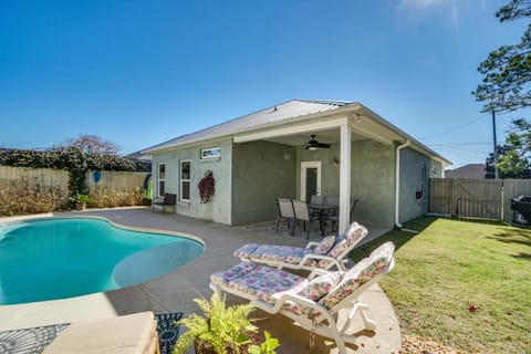 Property building, Patio, Natural landscape, Balcony/Terrace, Balcony/Terrace, Seating area, Swimming pool, Swimming pool, sunbed