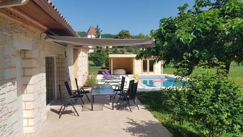Patio, Garden, Dining area, Garden view, Pool view, Swimming pool, sunbed
