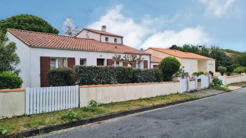 Property building, Day, Neighbourhood
