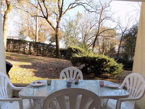 Patio, Day, Natural landscape, Garden, Dining area, Garden view