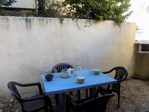 Patio, Day, Dining area