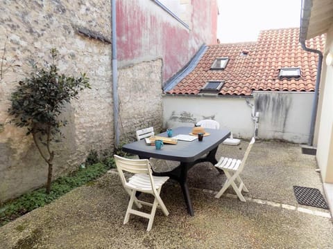 Patio, Day, Dining area